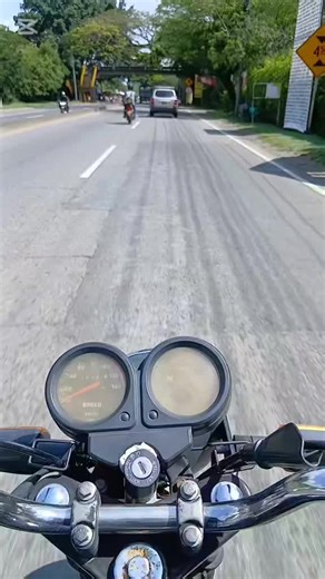 Uso del carril completo: Según el Artículo 96 del Código Nacional de Tránsito (modificado por la Ley 1239 de 2008), los motociclistas deben ocupar un carril c