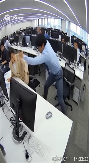 【衝撃映像】パソコンフリーズで精神崩壊したサラリーマンがPCを破壊！さらに隣の女性従業員に暴行！監視カメラが捕えた衝撃映像！ #shorts #ai #aivideo #sora2 #shorts