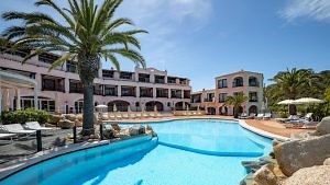 Rocco Forte si espande in Sardegna: gestirà l'ex hotel Le Palme di Porto Cervo