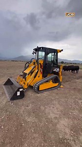 Ever seen a compact track loader that can trench? It’s certainly the cows’ first time. 📷 IG: justin_wilson_southwestjcb Southwest JCB #Backhoe #FarmWork #Cattle | JCB Agriculture