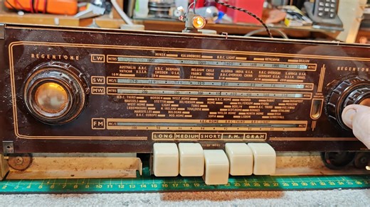 Tuning on the Regentone... Love twiddling along the Short Waves😍😍😍 | The Vintage Radio Repair Shop