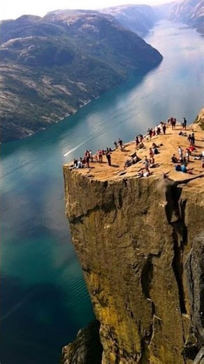 Mountain Collapses! People Caught in Shocking Fall