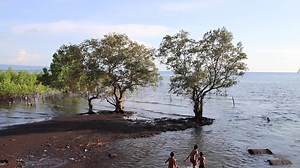 Happy #WorldFairTradeDay2022! 🎉✊⚡ To celebrate, join the global Fair Trade movement to promote Climate Justice by raising and waving your hands. We, across the community of Fair Trade Enterprises, will be joined by supporters and allies across the globe. We hope you will join us, too. ⚠️ Inequality and the climate crisis are a result of a broken system that neglects people and the planet. Unfair trading structures and policies breed exploitative business practices. Too many of the businesses th