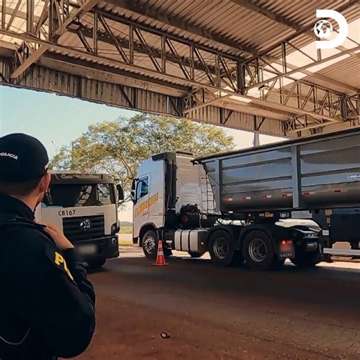 No es un simple control de rutina. Nuestros Agentes de la Policía Federal de Carreteras están a bordo, ejecutando una operación quirúrgica: la caza del traficante. Tu tranquilidad termina donde comienza el peligro. Por eso, estamos inspeccionando cada rincón de este bus, utilizando tecnología y ojos entrenados para encontrar el cargamento ilegal y a quien lo transporta. #OperaciónFronteraBrasil Disfruta el contenido de Discovery en #HBOMax Suscríbete ahora: https://bit.ly/MAX-DiscoveryLA | Disco