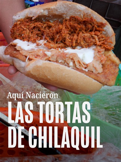 El cruce de las avenidas Alfonso Reyes y Tamaulipas en la Condesa, en CDMX, es famoso desde hace ya muchos años. La razón es que en una de las cuatro esquinas de esta ubicación se halla un puesto callejero que fue el lugar de nacimiento de uno de los más populares inventos gastronómicos de la ciudad: la torta de chilaquil. Acudimos a conocer su historia y el porqué de que tanta gente haga filas de una cuadra de longitud para comprar su almuerzo. #esquinadelchilaquil #streetfood #comida #foodie #