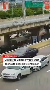 Wat een ontsnapping! Een Chinese vrouw werd afgelopen week in Bangkok ontvoerd, en wist op een wel heel bijzondere manier weg te komen. Ze werd tijdens een date gedrogeerd. De ontvoerder reed haar toen naar de bank, waar ze het geld moest gaan overmaken. Maar op een drukke weg reed de man tegen zijn voorganger aan, waardoor de vrouw uit de auto kon springen. De man is opgepakt en wordt aangeklaagd voor onder andere de afpersing en gijzeling. #ontsnapping #ontvoerd #thailand #bangkok #auto | De G