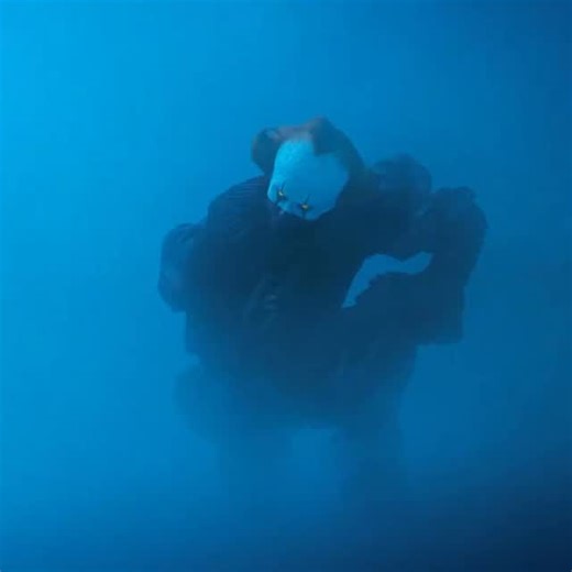 🫆 on Instagram: "2001년 개봉한 영화 “A Beautiful Mind”는 단순히 천재 수학자의 삶을 다룬 작품이 아니라, 인간이 내면의 혼란 속에서도 어떻게 사랑과 신뢰로 자신을 되찾아가는지를 보여주는 깊은 이야기입니다. 화려한 계산 장면보다 존 내쉬가 마음속 그림자를 이겨내려는 순간들이 훨씬 더 오래 기억에 남죠. 특히 그가 현실과 환상 사이에서 흔들리면서도 끝까지 아내를 향한 마음을 놓지 않는 모습은 묘하게 가슴을 저릿하게 만듭니다. 이 영화에서 감정을 완성시키는 요소는 바로 잔잔한 피아노 선율과 차분한 배경음악입니다. 처음에는 조용히 스며들지만, 어느 순간 관객도 모르게 내쉬의 감정에 같이 잠기게 되죠. 후반부, 아내가 내쉬의 손을 잡아주던 장면에서는 음악과 화면이 자연스럽게 겹쳐지면서 눈시울이 뜨거워지는 경험을 하게 됩니다. 많은 이들이 “이 장면만 떠올려도 이상하게 마음이 찡하다”고 말하는 이유도 그 때문일 겁니다. 이 영화가 여러 상을 휩쓴 건 단순한