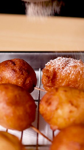 激ヤバカロリー爆弾「揚げバター」#揚げバター #高カロリー #カロリー爆弾 #飯テロ #バター #スイーツ #tiktokレシピ #料理動画 #デリッシュキッチン プロフィールのリンクをチェック！ ■材料 (8個分) ・無塩バター 80g ・サラダ油 適量 ☆衣 ・ホットケーキミックス 100g ・牛乳 80cc ★シナモンシュガー ・粉砂糖 小さじ1 ・シナモンパウダー 小さじ1/2 ■手順 (1)バターは8等分に切る。つまようじを1つずつ刺し、冷凍庫に2時間ほどおいて凍らせる。 (2)小さめのボウルに★を入れて混ぜる(シナモンシュガー)。 (3)別のボウルに☆を入れて混ぜる(衣)。 (4)鍋に底から3cmほどのサラダ油を入れて190℃に熱し、衣に1のバターをくぐらせて入れる。上下を返しながらきつね色になるまで揚げる(揚げバター)。(衣はバター全体にしっかりとくぐらせてください。バターが溶けないよう、高温の油でさっと揚げてください。) (5)揚げバターにシナモンシュガーをふる。 詳しくはDELISH KITCHENアプリで「丸ごとトマトのおひたし」と検索🔍