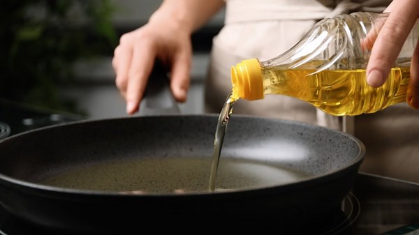 This secret trick will stop splattering oil forever
