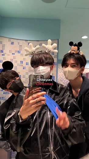 ディズニー秋メンズブラックコーデファッション | 男5人コーデでクリスマスシーズンを楽しむ