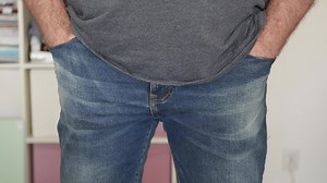 Man Putting His Cellphone His Pants: vídeo stock (100% livre de direitos) 1089038493 | Shutterstock