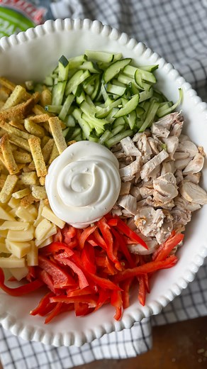 Elena Popa | Content Creator | Food Vlogger MD on Instagram: "Salată cu pui , legume și pesmeți! Cu acestă salată poti bucura toată familia de la mic la mare ! PS. Am furat rețeta de la o cumătră  勒jumatate de varza chinezească 勒250 g carne de pui coaptă sau prăjită 勒2 castraveți 勒1 ardei kapia 勒100 g cascaval gouda 勒100 g pesmeți 勒100-120 g sos Cesar sau maioneză @maheevmd"