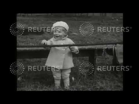 1936 The Queen Mary heads to sea