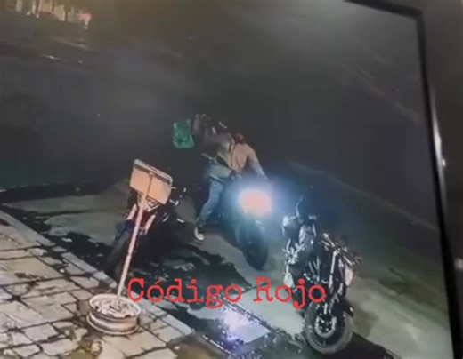 Y en la sección “El Rugir de la Tripa” motoratones se llevan la mochila de un repartidor de comida de plataforma a las afueras de negocio en Santa Anita. | Código Rojo