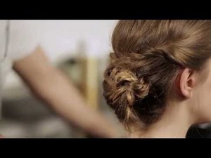 Comment faire un chignon bas ? ELLE Coiffure