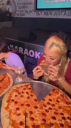 24in Pizza Eating Contest at 414 Pizza in Mesa, AZ | Raìna