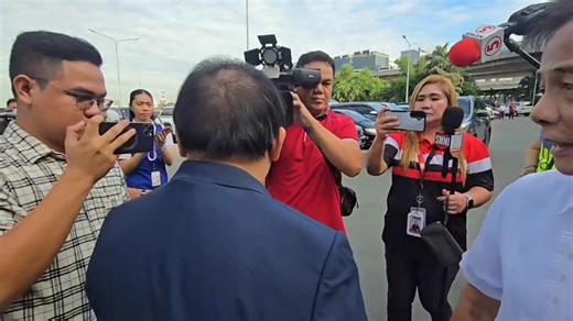 𝑾𝑨𝑻𝑪𝑯: Gin-aresto sang mga otoridad si Air Force Major General Romeo Poquiz, founder sang United People’s Initiative, pag-abot sini sa Ninoy Aquino International Airport (NAIA) Terminal 3 nagikan sa Bangkok, Thailand. Si Poquiz nga kritiko sang Marcos Administration, ang may ginapangatubang nga kaso nga inciting to sedition sa Quezon City Regional Trial Court Branch 77 nga ginpasaka sang Philippine National Police–Criminal Investigation and Detection Group (PNP-CIDG). Makit-an man sa video 