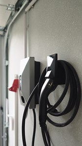 📊 Welche Ladeleistung passt zu euch? Nicht jedes E-Auto braucht maximale Power: 7,4 kW reichen locker für Laden über Nacht. 11 kW sind ideal für den täglichen Arbeitsweg. 22 kW bringen euer Auto in nur wenigen Stunden wieder auf volle Reichweite. ⚡️ Der Anker SOLIX V1 ist in allen drei Varianten erhältlich und passt zu 99,9 % aller Elektroautos. Ihr entscheidet 👉 https://ankerfast.club/V1Launch-FB #AnkerSOLIX #eMobility #EV #AnkerSOLIXV1 | Anker