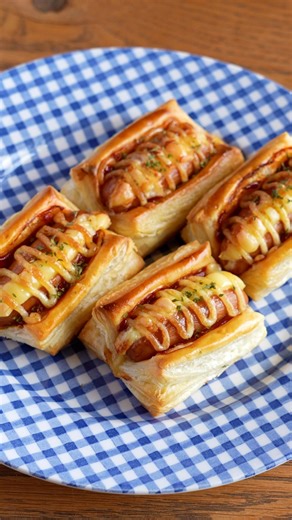 Tasty Japan-人気No.1簡単料理・幸せレシピ on Instagram: "【考えた人すごい】このやり方を覚えたら楽しくて仕方ない！チーズが入ったウインナーパイのレシピ / Sausage Cheese Rolls @tastyjapan 他のレシピもチェック！ 2人分 材料： 冷凍パイシート（常温に戻す） 1枚 ウインナー 2本 プロセスチーズ（うちわ型） 2個 溶き卵 1/2個分 トマトケチャップ 適量 マヨネーズ 適量 作り方： ① 冷凍パイシートは8等分に切る。クッキングシートを敷いた天板にのせて2枚ずつ重ねる。同様にあと3個作る。 ② プロセスチーズは湯せんなどでやわらかくする。先端をハサミで切り、切り込みを入れたウインナーに絞る。 ③ ①に溶き卵をぬり、②をのせて軽く押し込む。ウインナーの両脇にトマトケチャップ、ウインナーの上にマヨネーズをかける。 ④ 200度に予熱したオーブンで15分ほど焼く。お好みでパセリをかけたら、完成！ ※ クッキングシートは250度で20分耐熱の物を使用してください。 === Sausage Cheese Rolls Servings