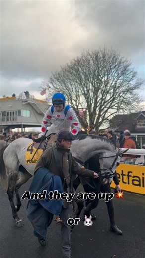 Would you be able to get on a horse like a jockey?😱 We know we certainly wouldn’t be able to!😆 | Sandown Park Racecourse