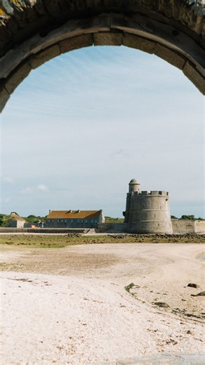 Voyager sur une île... dans la Manche 🌸 C’est possible et ça vaut vraiment le détour ! Avec ses jardins exotiques, sa nature sauvage et son histoire maritime, l’île Tatihou est une petite pépite à ne pas manquer. Tout savoir sur Tatihou : https://www.attitude-manche.fr/ile/tatihou/ | Attitude Manche