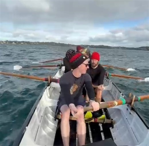 Our Men’s Scillies crew have been trying out some new technique drills to work on their catch and returns 🚣 Coxes, give it a try with your teams and let us know what you think 💭 | Portreath Pilot Gig Rowing Club