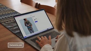 Fracture TV Spot, 'Moments Into Glass Prints'