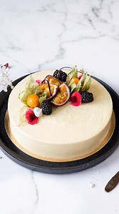 Järjestätkö sinä kaupungin huolettomimmat valmistujaiset? 🎓 Kiireen keskellä kaikkea ei aina ehdi tehdä itse. Anna meidän loihtia herkkupöytä juhliisi, niin voit itse keskittyä vieraiden kanssa seurusteluun. Suosittu suolainen valmistujaismenumme maittaa koko juhlaväelle. Samalla klikkauksella tilaat halutessasi kakut ja muut makeat tarjoilut helposti verkkokaupastamme. Tarjoilut ovat saatavilla myös vegaanisina! Tilaa nopeasti, valmistujaiset myydään pian loppuun. Voit tilata herkut juhlapaika