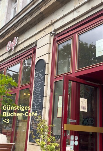 Hier hat’s mir gefallen! Alle sind am lesen und/ oder stöbern. WLAN gibt es nicht 🫸📚 Die Auswahl ist riesig und bei schlechterem Wetter kann man auch gemütlich drinnen sitzen 💛 📍Café Tasso, Frankfurter Allee 11, 10247 Berlin