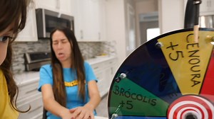 8K views · 733 reactions | Fala galera! No vídeo de hoje fizemos o desafio da roleta misteriosa de comidas com brócolis, cenoura, bana, maçã, chocolate e doces. :D | Brancoala | Facebook