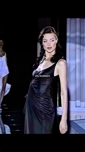 The most Iconic runway moment in fashion history ✨😮 #fashion #supermodel #catwalk #edit #shorts