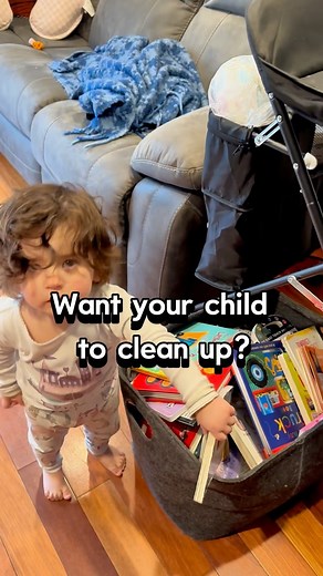 1️⃣ Instead of asking your child to “clean up,” which can be ambiguous and lead to miscommunication, specifically state what you would like them to do. In this video, I asked Grace (20 months) to put her books in the bin and her little people in their house. However, as your child is cleaning up, you can start labeling what they are doing out loud. For example, “Nice cleaning, Grace. You’re putting the books back in the bin!” Now, you are pairing the specific instruction with “clean-up.” 2️⃣ You