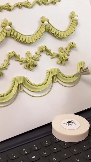 Vintage Cake Lace Tutorial for Elegant Cakedecorating