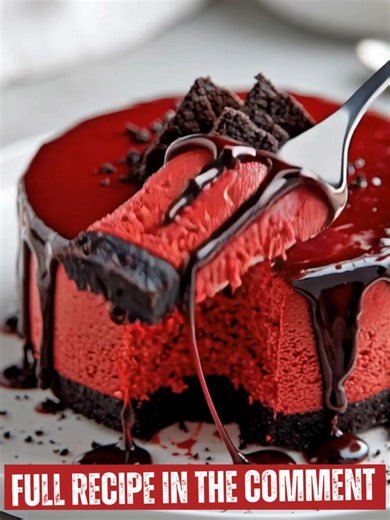 1.4M views · 308 reactions | Easy Vampire Bite Red Velvet Cheesecake Ingredients → Crust 190 grams chocolate cookie crumbs 60 milliliters unsalted butter, melted → Filling 680 grams cream cheese, softened 200 grams granulated sugar 25 grams unsweetened cocoa powder ..... Fυll ᖇecίpe in Coʍmеոτ  | Homemade Recipes | Facebook