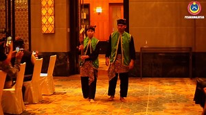 7.1K views · 123 reactions | Persembahan Pasukan Silat Negara di "Commonwealth Games Birmingham 2022 Queen's Baton Relay" anjuran Majlis Olimpik Malaysia bertempat Mandarin Oriental Hotel, Kuala Lumpur pada 20hb Januari 2021. Pesilat negara Mohd Taqiyuddin Hamid dan Nur Syazreen Malik diberi penghormatan sebagai pembawa baton. *PESAKA Malaysia  | S i l a t | Facebook