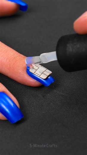 She Turns Her Credit Card Into a Pay Nail | 5-Minute Crafts
