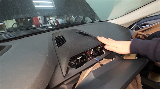 Plug&Play аудио ъпгрейд в BMW 5 G30 2021г. с Match DSP усилвател и Match говорители В BMW 5 G30 2021г. направихме ъпгрейд на базовата аудио система с нов 8-канален Plug&Play усилвател Match UP 8DSP в комбинация с нови Plug&Play говорители Match в предните врати, на задната кора и в таблото зад дисплея като централен говорител. След финала на инсталацията калибрирахме сигналния процесор в новия усилвател със звукоизмервателна апаратура. Получихме отличен краен резултат без нарушаване на нито един