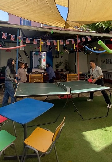 Disfruta jugando pinpong con amigas