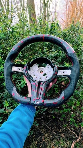 Du cuir ? Du carbone forgé ? Des détails rouges qui claquent ? Ou carrément un volant 100% personnalisé à ton image 😈 Alcantara, fibre de carbone, LED, surpiqûres, repère à midi, palettes carbone — tu choisis, on configure. Un volant sport qui transforme vraiment ton intérieur. Disponible pour : VW Golf GTI / R / TCR / Clubsport (MK5 MK6 MK7 MK8), Polo GTI, Tiguan R BMW F20, F30, M135i, M140i, M2, M3, M4 F20 F21 F80 F40 F30 G30 F22 Audi S3, RS3, TT, TTRS, RS4, RS6 Mercedes AMG A45, C63 Seat / C