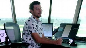 17K views · 162 reactions | Repase el reportaje de #7Días aquí: https://ow.ly/MeMH50UoLtH Cerca de 200.000 vuelos surcan los cielos todos los días. Lograr que ninguno de esos aviones colisione y llegue con éxito a cada uno de sus destinos, es la labor de los controladores del tráfico aéreo. | 7 Días | Facebook