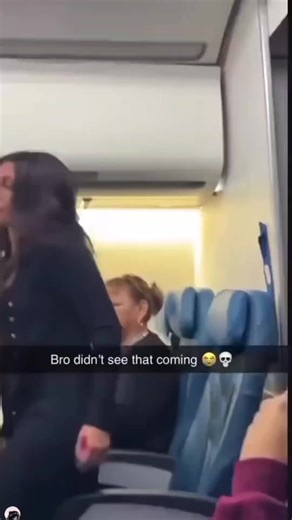 MAESTRO exe on Instagram: "雪天出租无人机给大棚和厂房除雪，多地飞手称生意火爆 近两日，河南、安徽、江苏、湖北等多省出现降雪。对于蔬菜塑料大棚和车间厂房来说，除雪成为当务之急，无人机除雪生意随之变得火爆。 1月20日，安徽宿州一家无人机飞手服务公司的工作人员向记者介绍，他们既可以为种植蔬菜的塑料大棚除雪，也可以为厂房除雪，同时还兼营道路除雪的业务，“平均算下来一个塑料大棚除雪的价格在200块钱左右，飞手现场去看，面积大的就贵一些，面积小的就便宜一些。” 上述工作人员表示，这几天咨询除雪业务的人非常多，无人机除雪方式主要分为三种，一种是完全靠无人机叶片扇动除雪，另一种是在无人机上再加装吹雪设备，这样除雪效果更好，还有一种方式是喷洒融雪剂除雪。该工作人员表示，无人机除雪比纯人工除雪效率高得多。 河南许昌的一位飞手介绍，一下雪他们就有干不完的活，其业务主要集中在蔬菜大棚除雪和大车间厂房棚顶除雪，“（塑料大棚）除雪我们这是300块钱一个小时。” 河南驻马店的一位飞手向记者介绍，无人机除雪价格并不固定，行情波动很大，价格有的是以除雪面积来算，有的则是以小时来算。“天那么