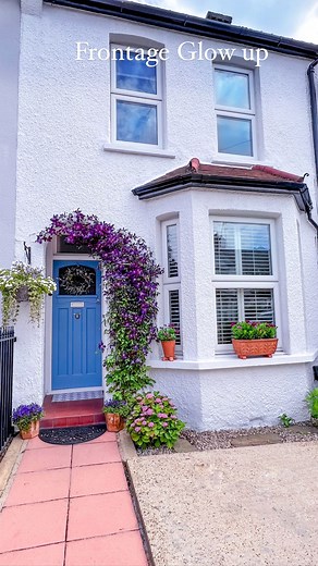 Little house frontage glow up! Gosh it needed doing didn’t it? 🙈😳🏡 looks so much better now don’t you think? Coming home to my little house brings me so much joy 🩵💜 Details: Door colour is Menai Blue by @sanderson1860 Door knocker is @brass_bee Door mat is @artsymatsuk (pr product) Purple flowering plant above door is a Clematis Jackmaani Zojapur Purple flowers in window boxes are Osteospermums Fluted pots are @notonthehighstreet and they hold Campanulas Faux semi circle iron mat (it’s rubb