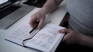 Écriture manuscrite dans un ordinateur portable : vidéo de stock (100 % libre de droit) 3838923727 | Shutterstock