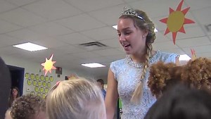 'Elsa' visits sick kids at hospital
