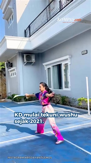 Kris Dayanti tekuni olahraga wushu, siap tampil di ajang 10th World Kungfu Championships 2025. Pertandingan yang digelar dua tahun sekali oleh International Wushu Federation (IWUF) ini akan berlangsung di Emeishan, China, 1420 Oktober 2025. Dalam unggahannya, Kris Dayanti tampak melakukan gerakan wushu dengan penuh semangat, kenakan kostum berwarna ungu muda dan merah muda dengan bordiran burung phoenix. Penulis: Cynthia Lova, Andi Muttya Keteng Pangerang Kreatif: Jessica Meisya Produser: Reza K