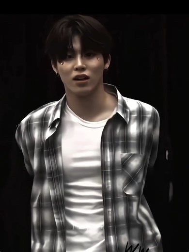 Setelah makan malam selesai, kamu langsung kabur ke teras rumah buat ambil napas. Wajahmu masih panas, jantungmu masih berdebar. Kamu berdiri di pinggir teras, menatap langit malam sambil berusaha tenang. Tapi belum sampai 5 menit—