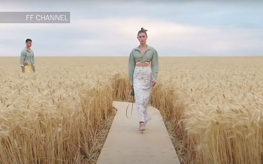 CHANNEL 香奈儿2021春夏时装秀，绝美麦田秀场