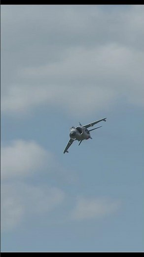 The Jet That Hovers! 🤯 Harrier’s Unbelievable Vertical Landing