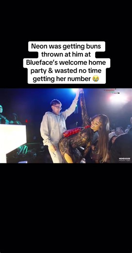 Neon was getting buns thrown at him at Blueface’s welcome home party & wasted no time getting her number 😭 #neon #blueface #bluefacebaby #buns #fyp