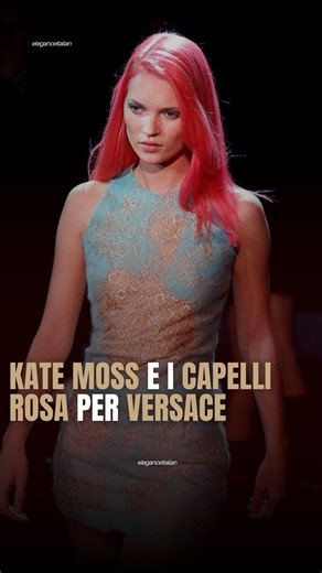 Eleganceitalian | Tendenze | Moda | Stile on Instagram: "Nel 1999 Kate Moss sorprese il mondo della moda presentandosi con capelli rosa shocking per la sfilata Versace Primavera/Estate, un gesto semplice ma potentissimo che riassumeva perfettamente lo spirito di fine millennio: glamour, provocazione e libertà estetica. Non era solo un cambio look, ma una dichiarazione visiva. Donatella Versace stava spingendo la maison verso un’immagine più audace e pop, e Kate, già icona assoluta degli anni ’90